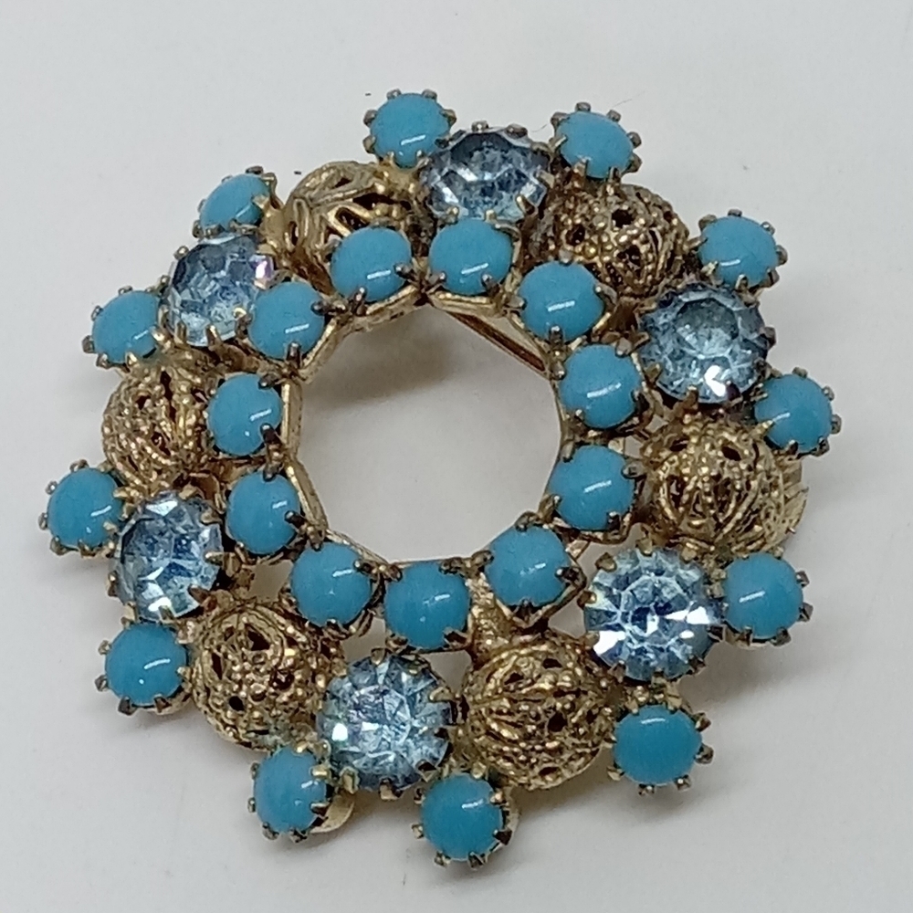 * vintage vibrant Blue colored glass & rhinestones gold tone filagree brooch pin